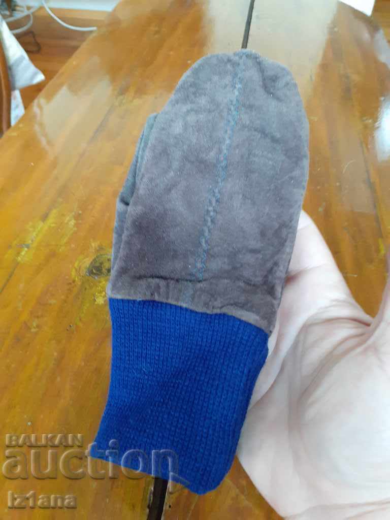 Delivery of Old children's gloves Delivery of Old children's gloves