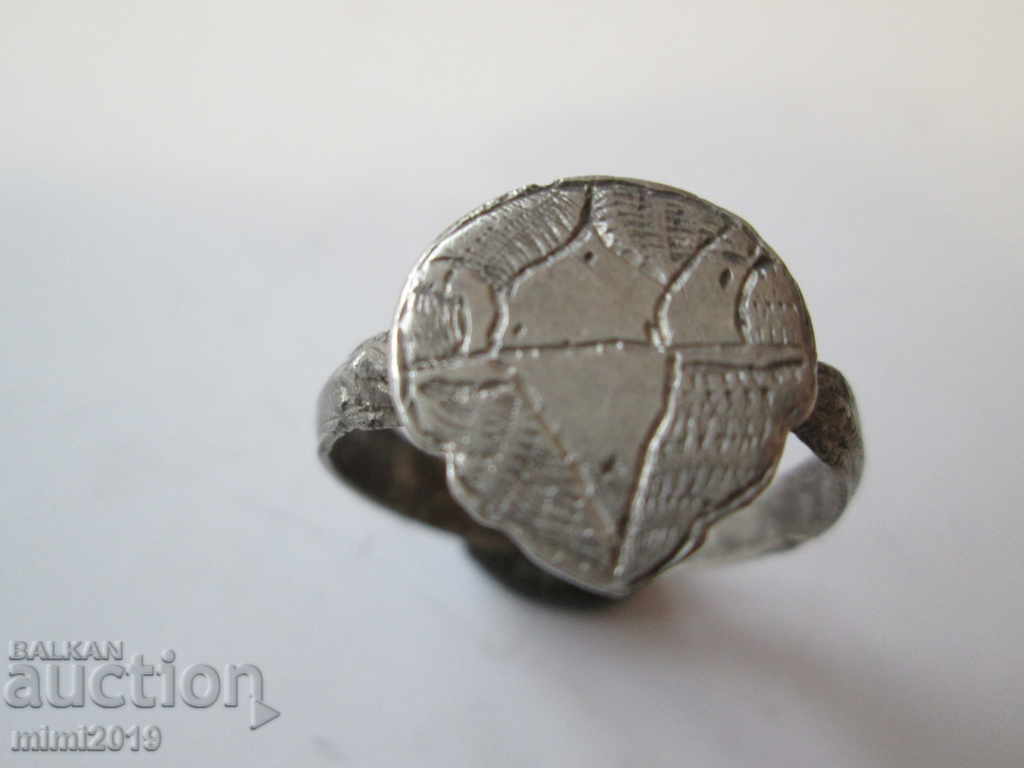 Παράδοση Παλιό ασημένιο δαχτυλίδι αναβίωσης με πουλιά