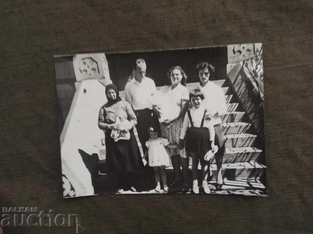 familie în fața bisericii RSR