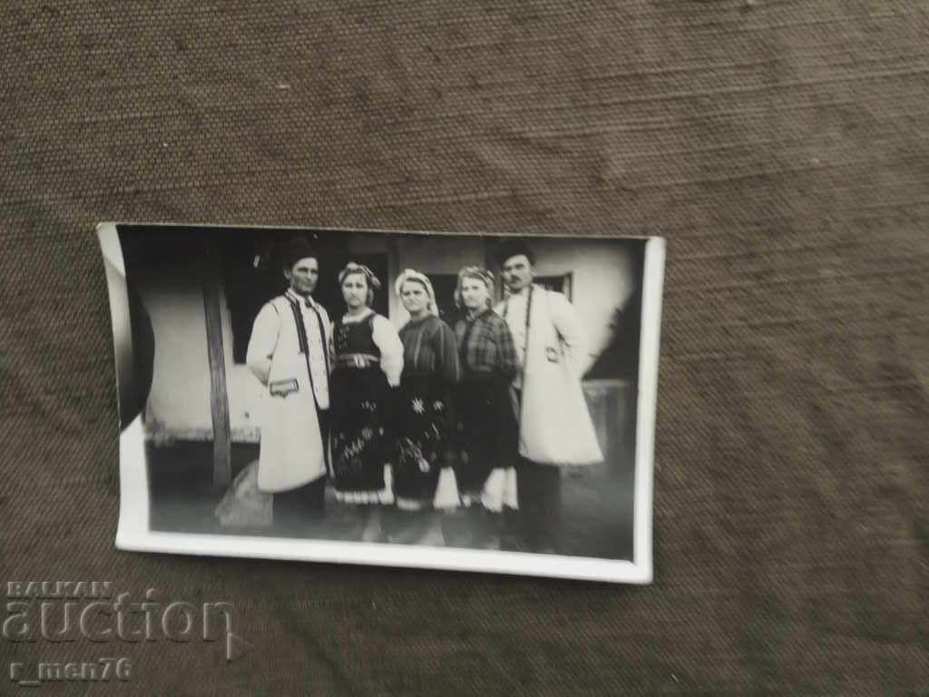 bărbați, femei în costume populare bărbați, femei în costume populare
