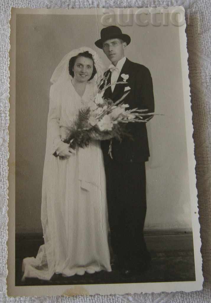 Delivery of WEDDING HAT BOW BOARD DEDICATION KARLOVO 1942 PHOTO