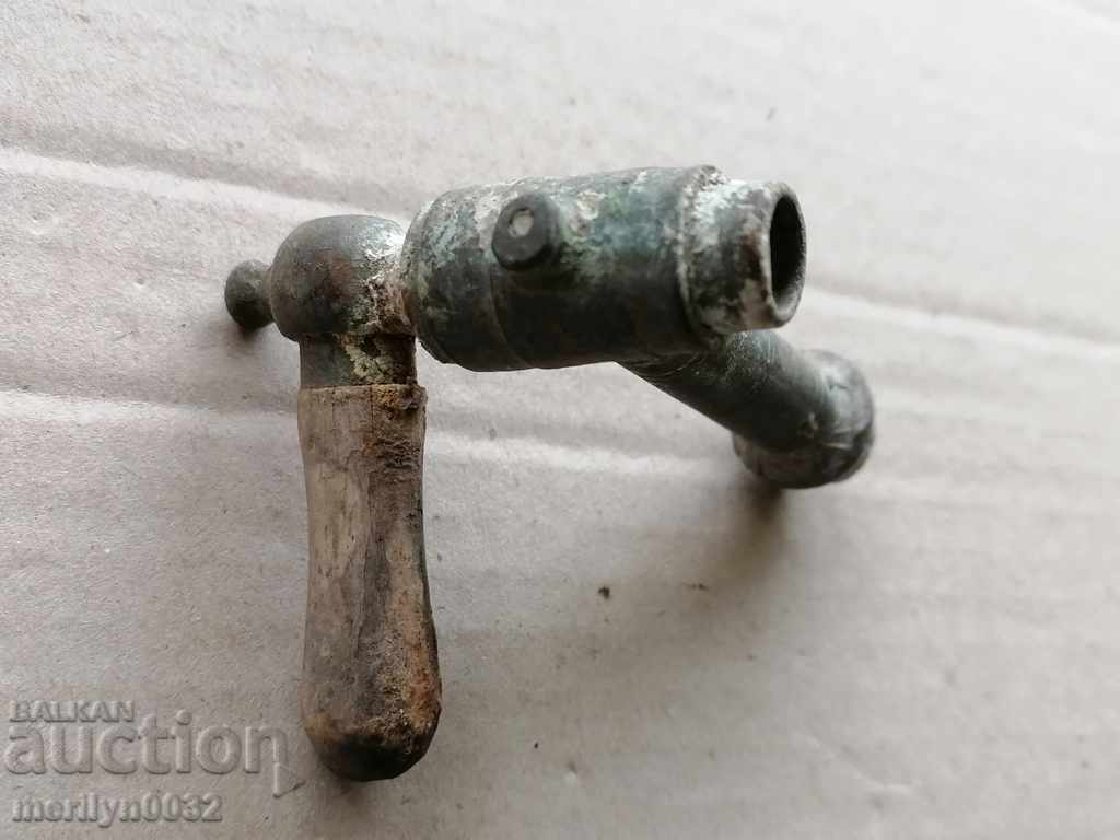Robinet de robinet vechi din bronz cu preț 34.00 BGN | € 17.38 Robinet de robinet vechi din bronz cu preț 34.00 BGN | € 17.38