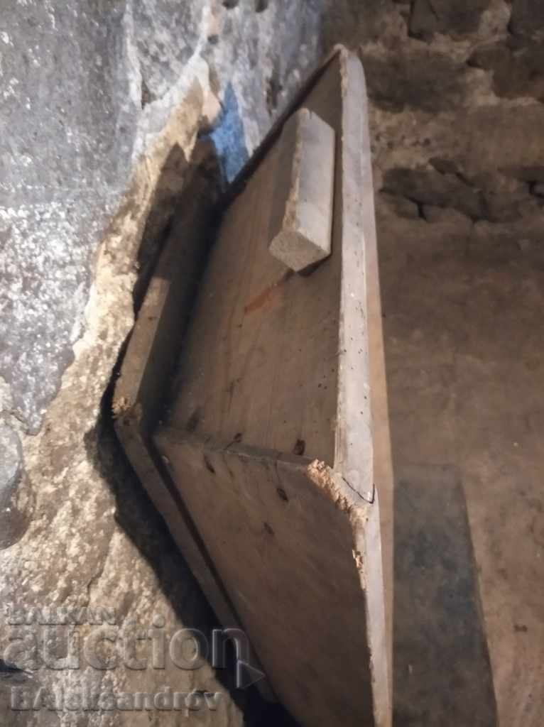 Old bread kneading machine with price 15.00 BGN | € 7.67 Old bread kneading machine with price 15.00 BGN | € 7.67