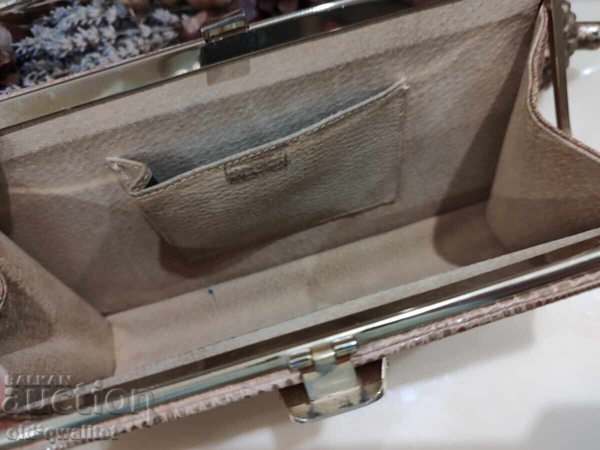 Delivery of Old lady's wallet, super elegant Delivery of Old lady's wallet, super elegant