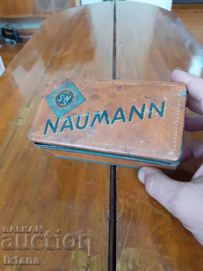 Neumann sewing machine accessory box with price 20.00 BGN | € 10.23