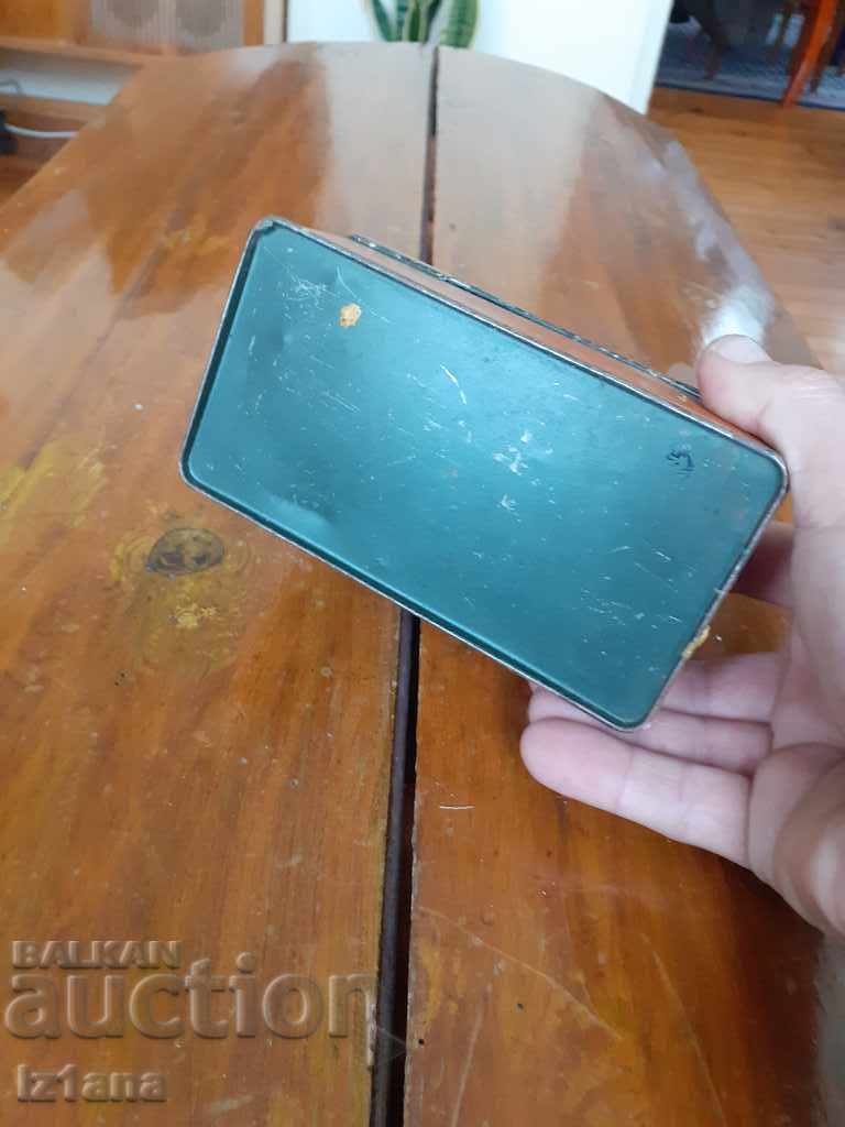 Neumann sewing machine accessory box - 5