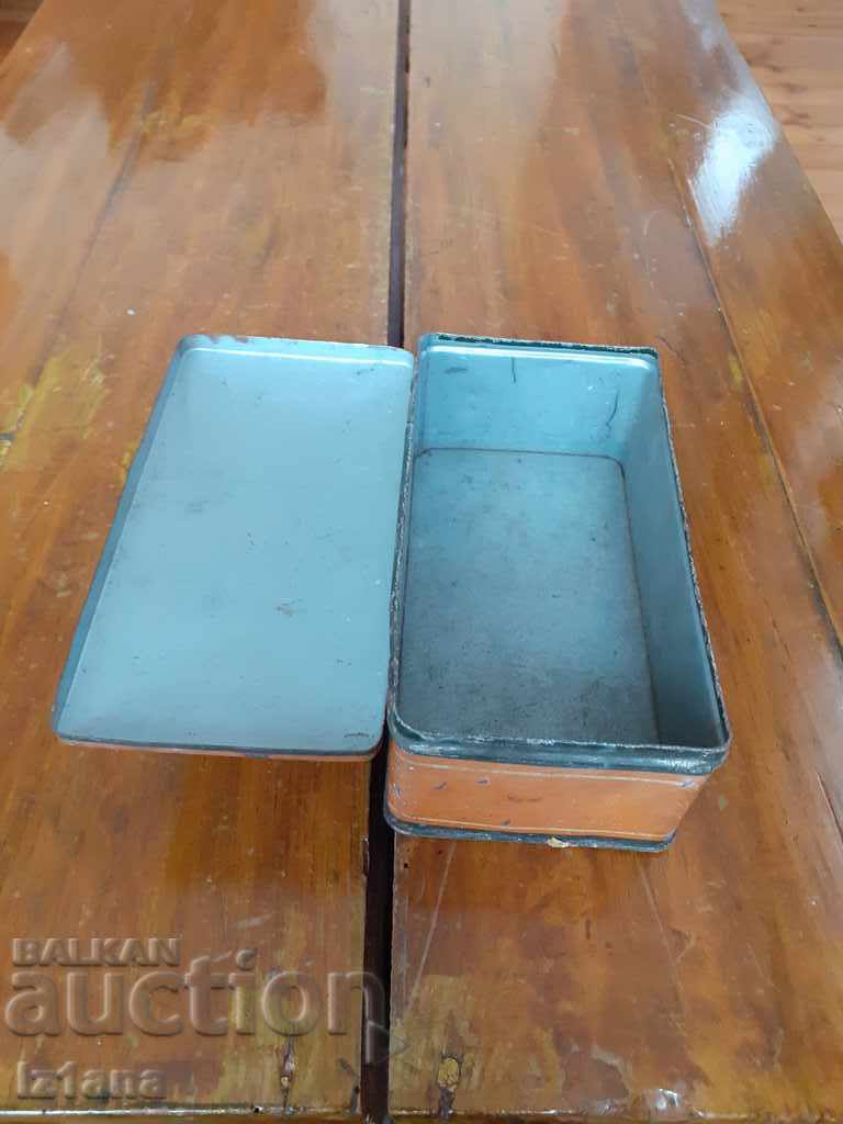 Neumann sewing machine accessory box - 6