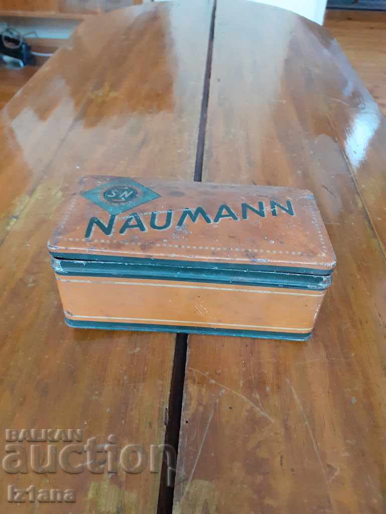 Кутия за принадлежности от шевна машина Neumann