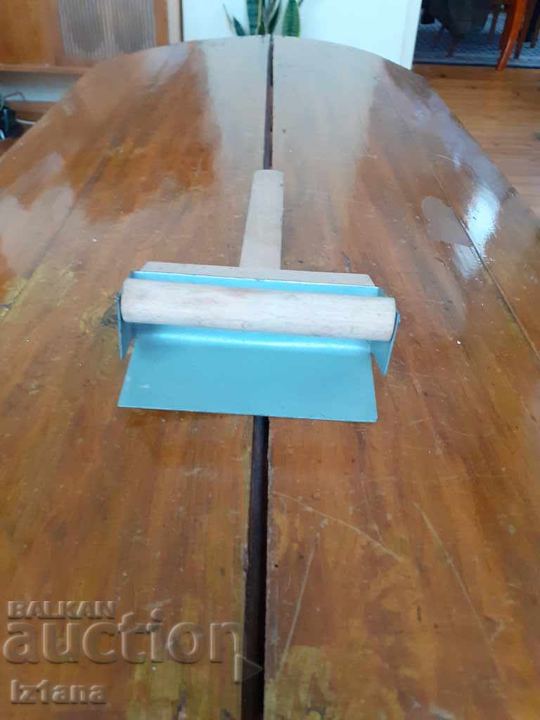 Old appliance, roller with price 15.00 BGN | € 7.67 Old appliance, roller with price 15.00 BGN | € 7.67