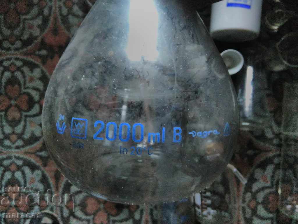 Φιάλες και πορσελάνη για χημικά πειράματα στο εργαστήριο. με τιμή € 43.97 | 86.00 BGN Φιάλες και πορσελάνη για χημικά πειράματα στο εργαστήριο. με τιμή € 43.97 | 86.00 BGN