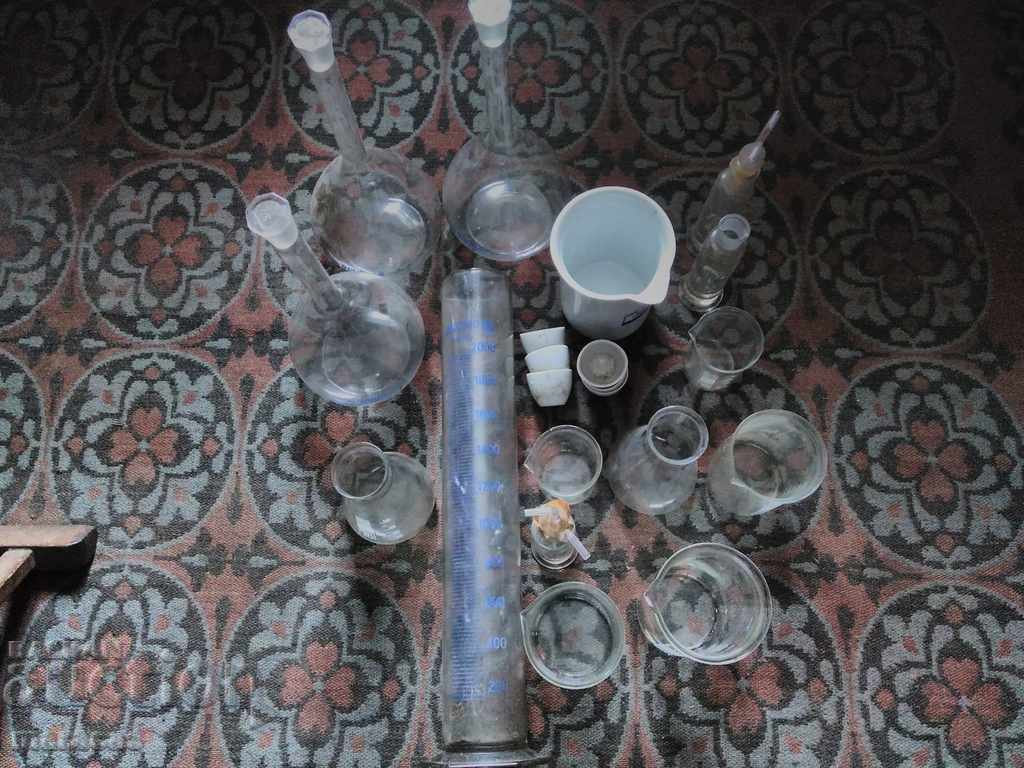 Auction Flasks and porcelain for chemical experiments in the laboratory. Auction Flasks and porcelain for chemical experiments in the laboratory.