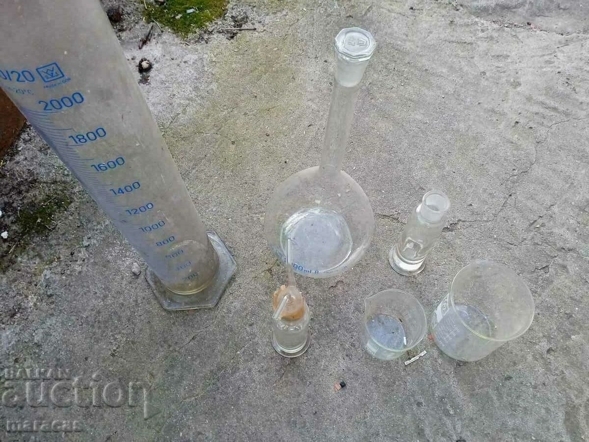 Delivery of Flasks and porcelain for chemical experiments in the laboratory. Delivery of Flasks and porcelain for chemical experiments in the laboratory.