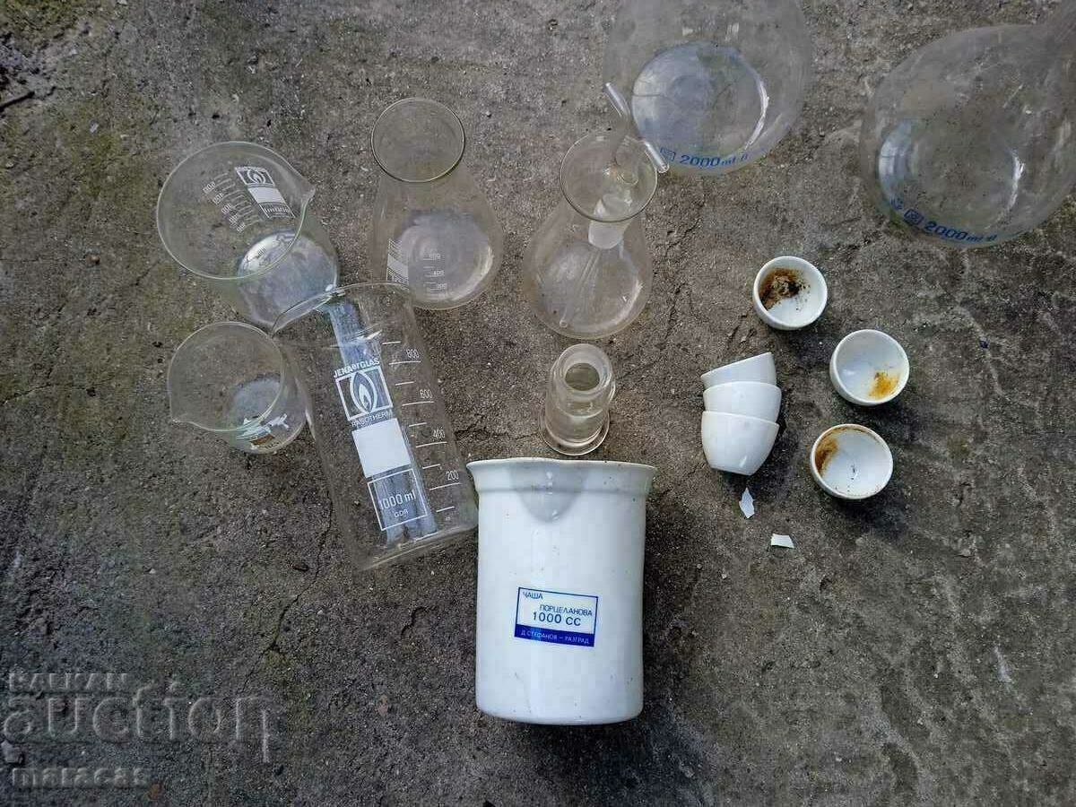 Flasks and porcelain for chemical experiments in the laboratory. - 5 Flasks and porcelain for chemical experiments in the laboratory. - 5