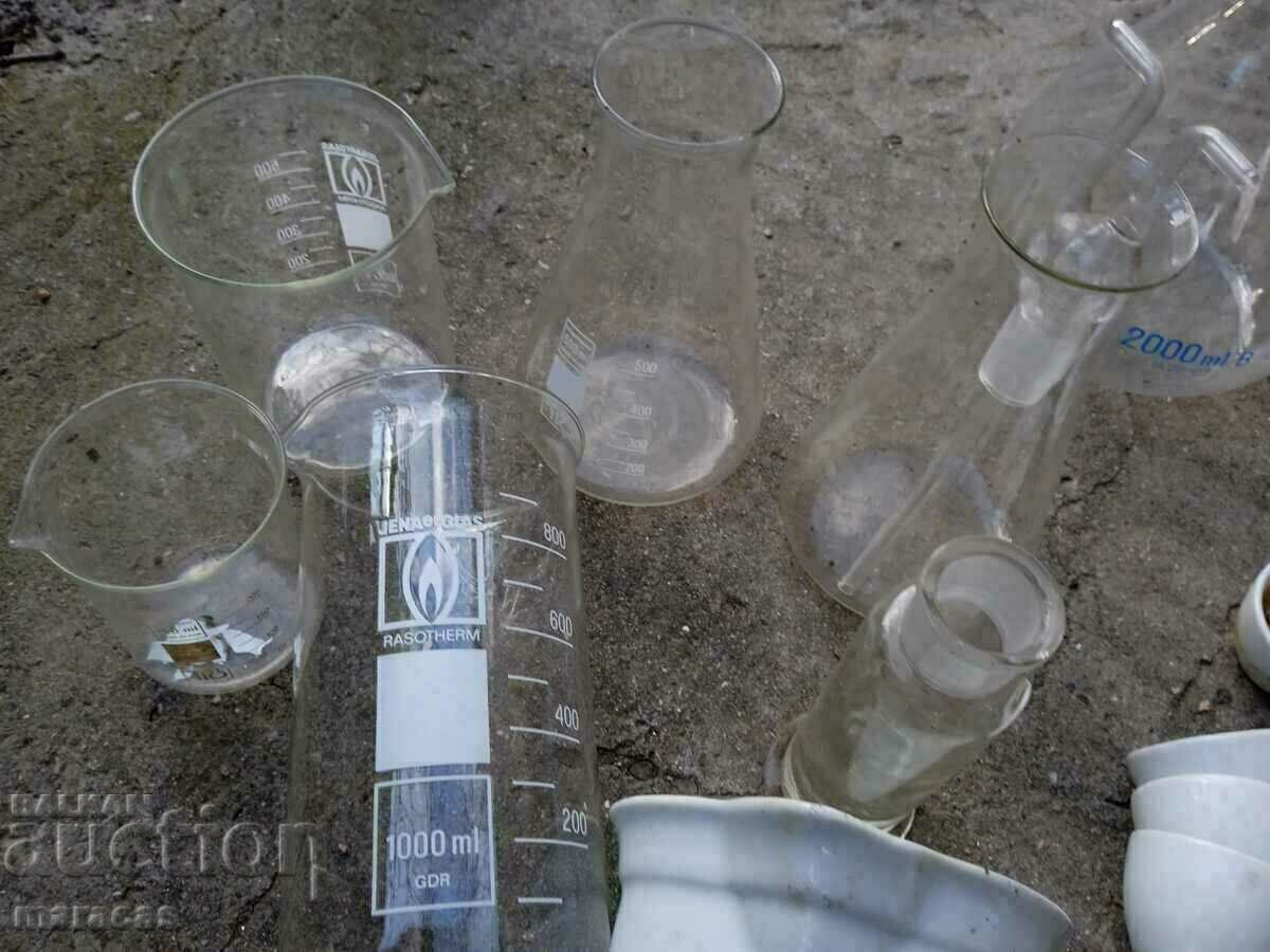 Flasks and porcelain for chemical experiments in the laboratory. - 6 Flasks and porcelain for chemical experiments in the laboratory. - 6