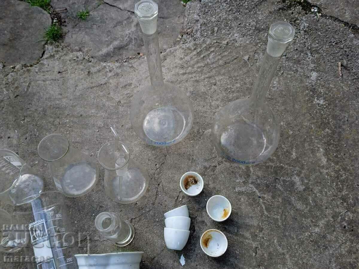 Φιάλες και πορσελάνη για χημικά πειράματα στο εργαστήριο. - 7 Φιάλες και πορσελάνη για χημικά πειράματα στο εργαστήριο. - 7