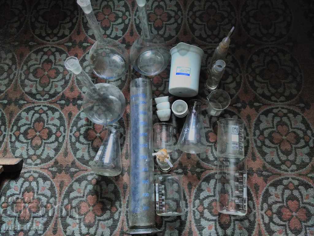 Flasks and porcelain for chemical experiments in the laboratory. Flasks and porcelain for chemical experiments in the laboratory.