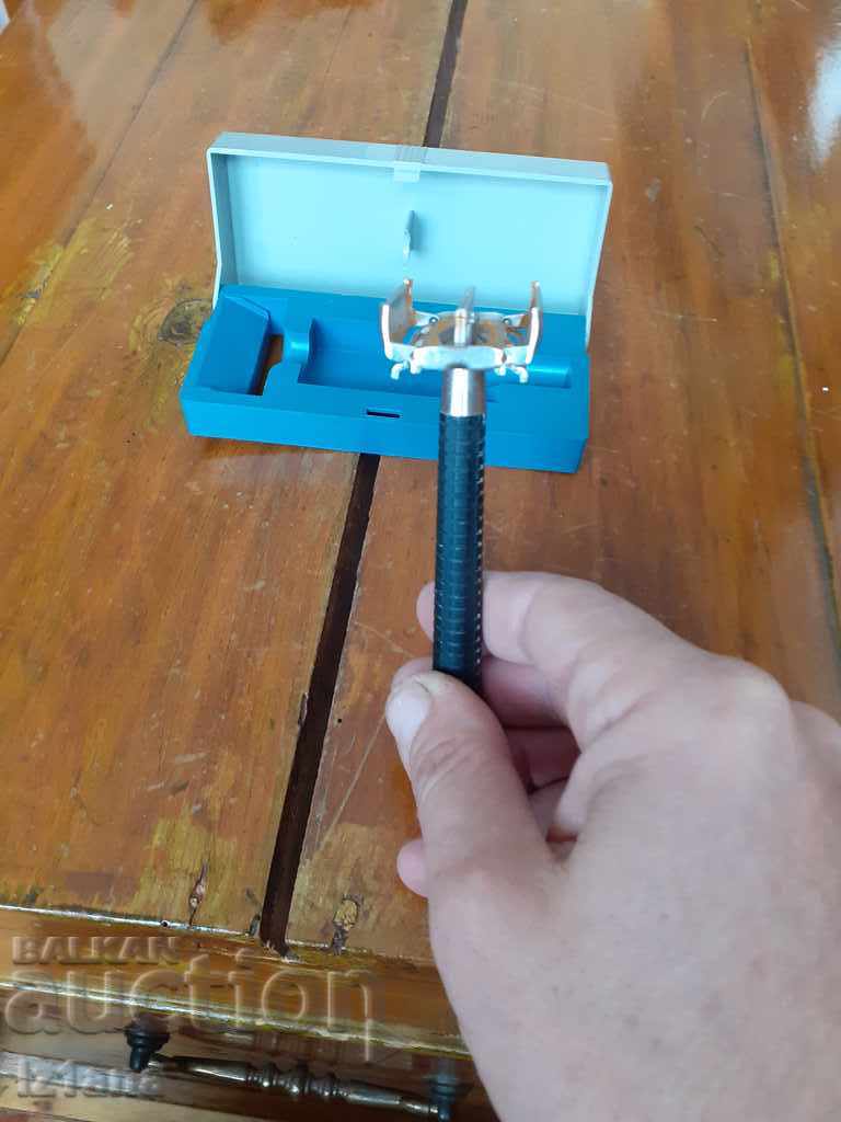 Old Meridian razor - 7