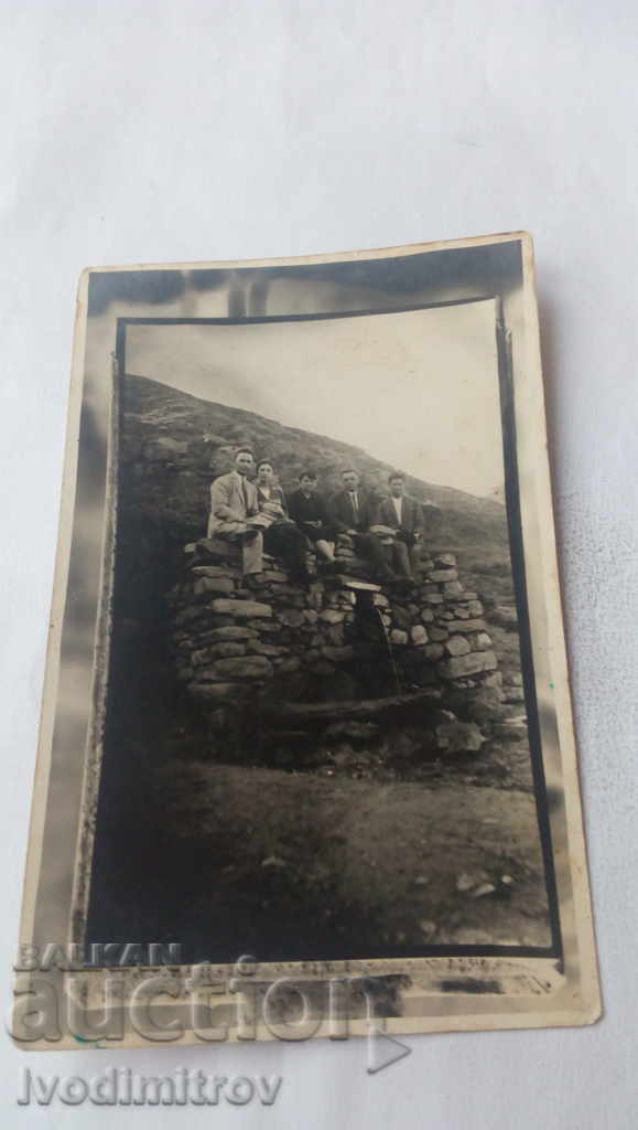 Снимка Мъже и жени върху чешмата село Махалата 1927