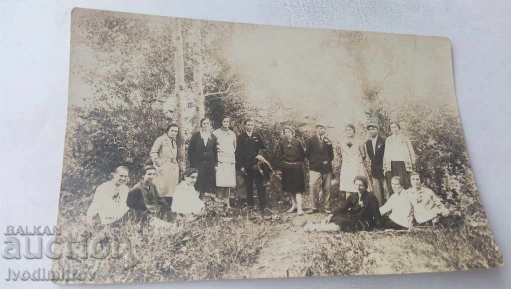 Снимка Момичета и момчета на разходка Махалата 1930