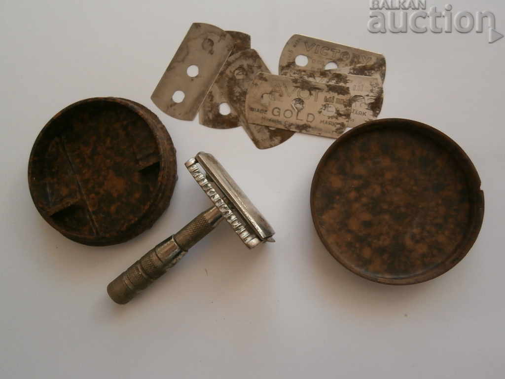 antique military razor in bakelite box WW2 WWII with price 41.00 BGN | € 20.96
