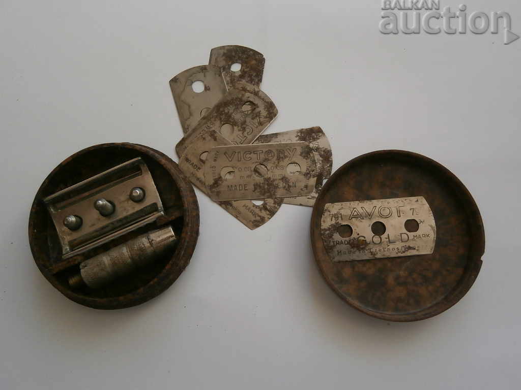 Delivery of antique military razor in bakelite box WW2 WWII