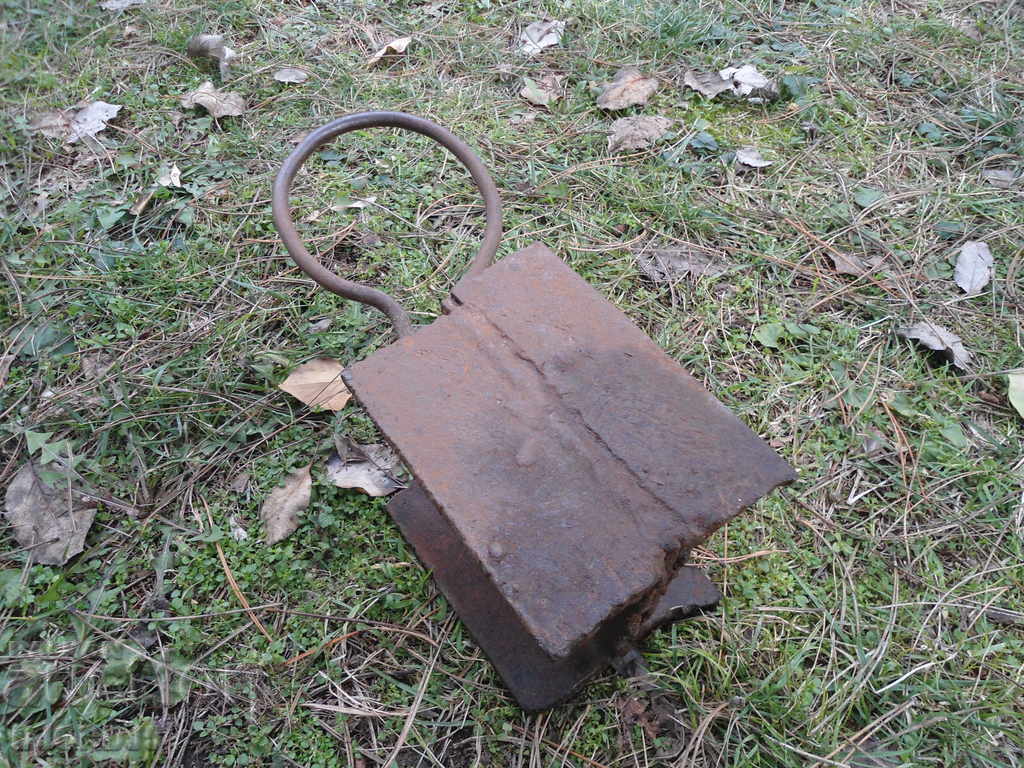 Old portable anvil, 9,300 kg, with price 18.00 BGN | € 9.20 Old portable anvil, 9,300 kg, with price 18.00 BGN | € 9.20