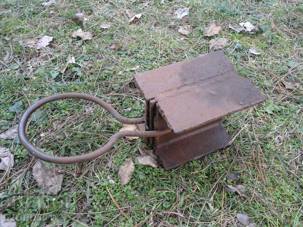 Old portable anvil, 9,300 kg,