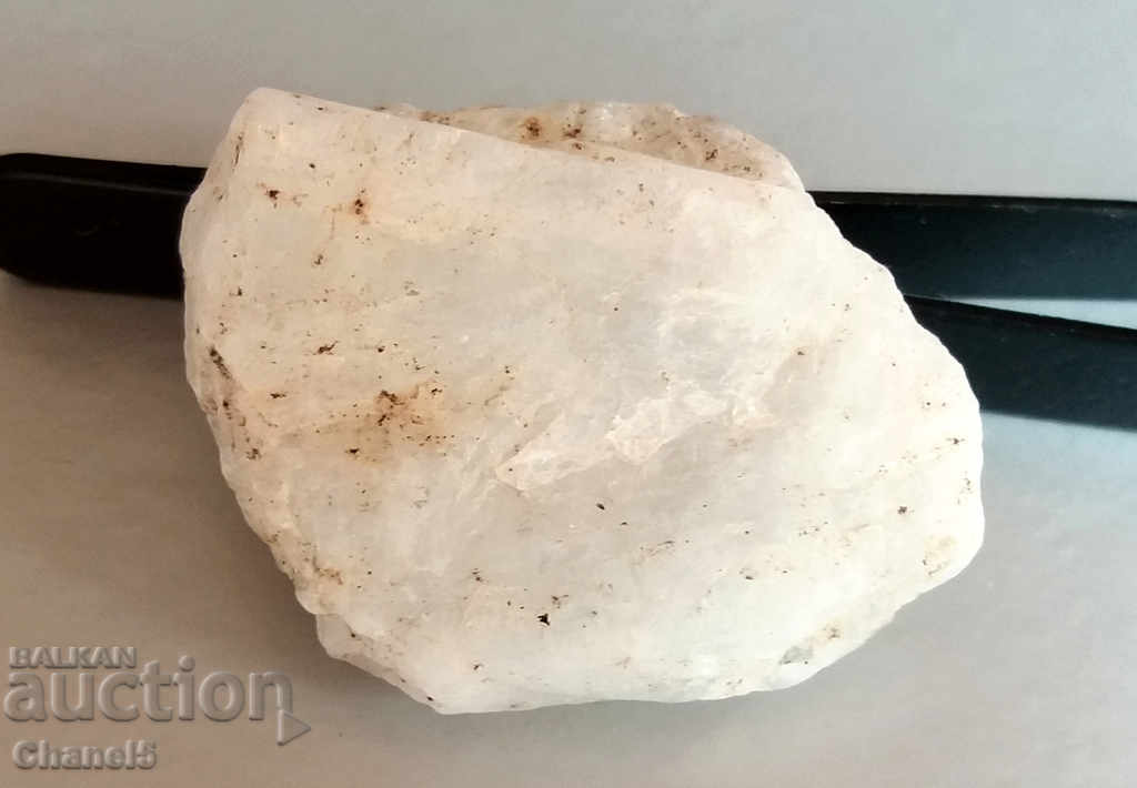 Auction  RAW MOON STONE - SRI LANKA - 141.90 carats (385)