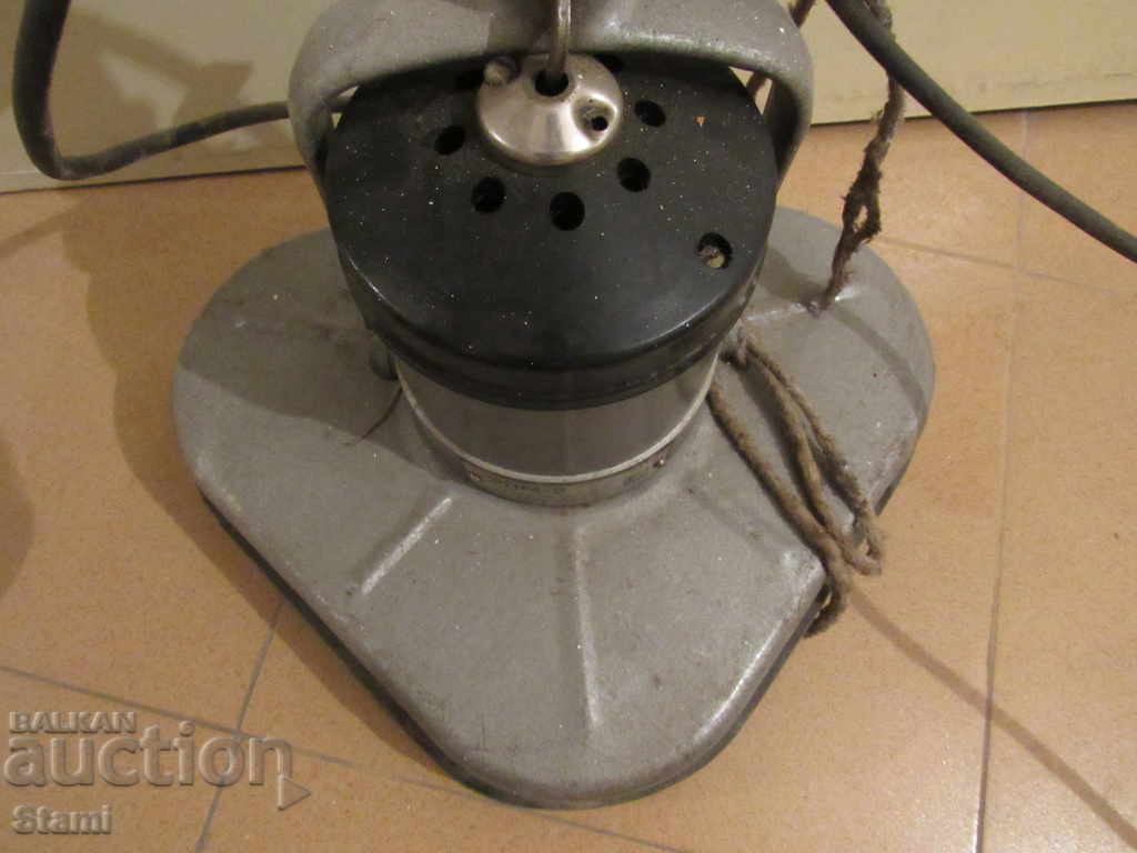 Auction An old parrot from the time of the wife. Auction An old parrot from the time of the wife.