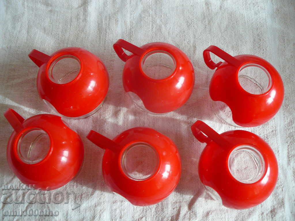 Delivery of Stylish tea set from the 80's plastic cups Delivery of Stylish tea set from the 80's plastic cups