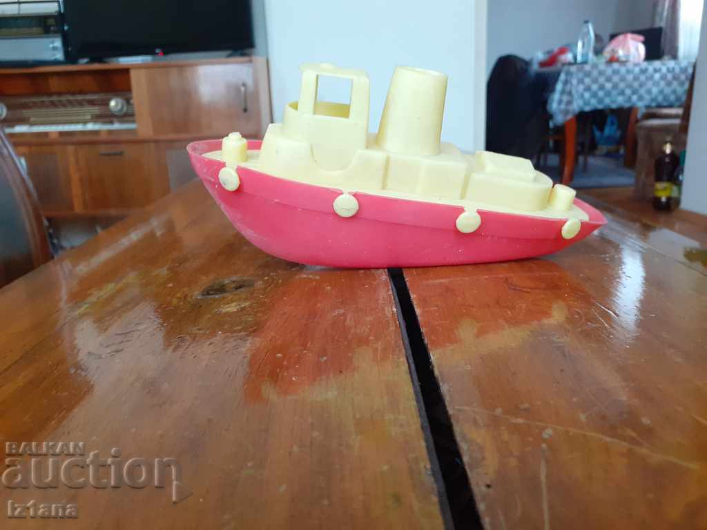 Nava de jucărie veche, barcă mică