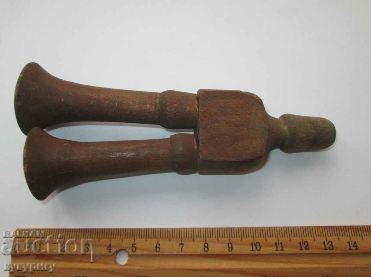 Παλιό παιδικό παιχνίδι ξύλινο σφύριγμα με τιμή 20.00 BGN | € 10.23