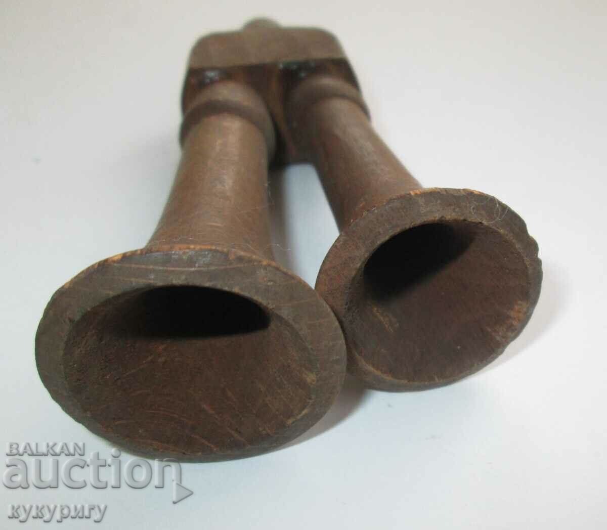 Παράδοση Παλιό παιδικό παιχνίδι ξύλινο σφύριγμα