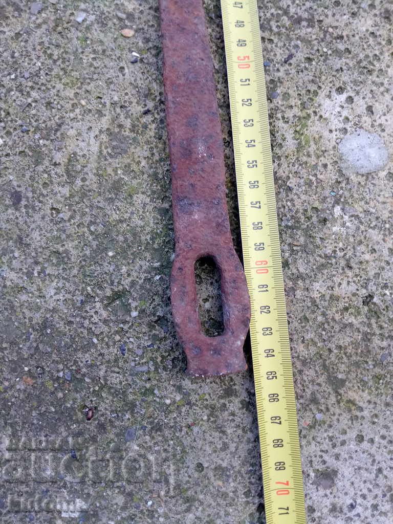 Стар кован предмет с цена € 5.10 | 9.97 лв.