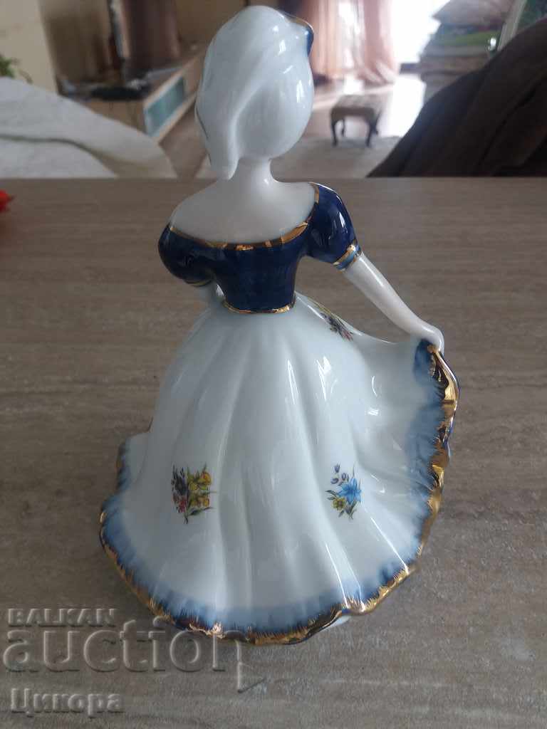 Auction PORCELAIN FIGURE STATUE Auction PORCELAIN FIGURE STATUE