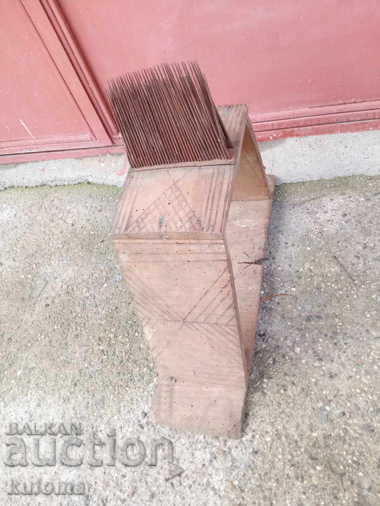 Old wool picker with price 39.99 BGN | € 20.45 Old wool picker with price 39.99 BGN | € 20.45