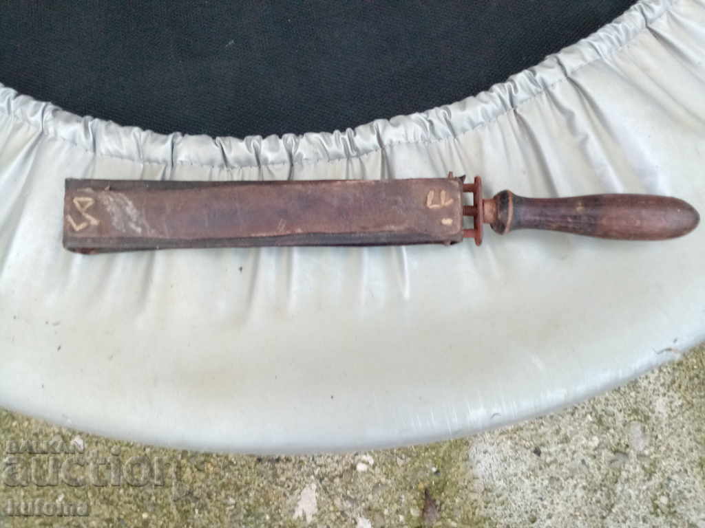 Παράδοση Δερμάτινο λουρί ακονίσματος ξυραφιού και ξυράφι Solingen Παράδοση Δερμάτινο λουρί ακονίσματος ξυραφιού και ξυράφι Solingen