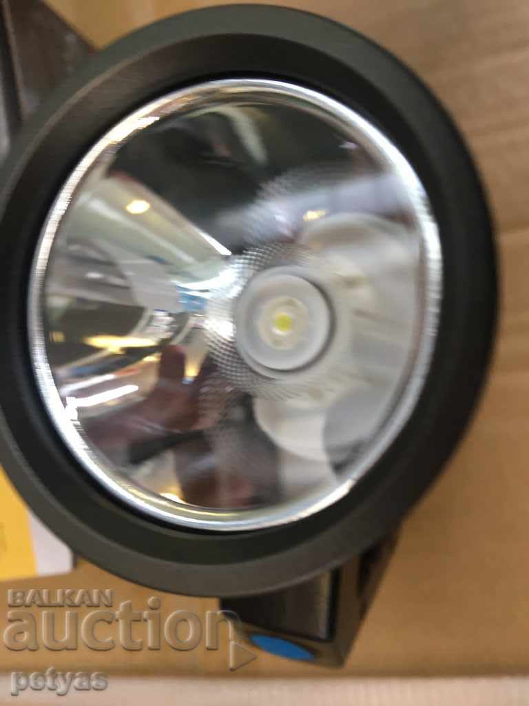 Lightweight rechargeable CREE floodlight + COB lighting with price 15.50 BGN | € 7.93 Lightweight rechargeable CREE floodlight + COB lighting with price 15.50 BGN | € 7.93