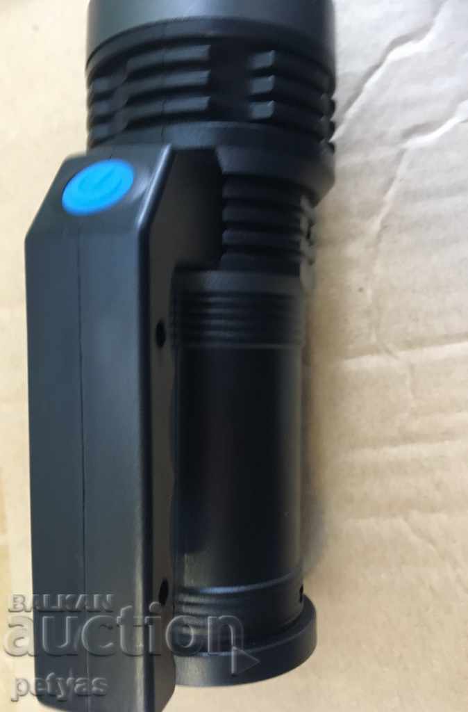 Auction Lightweight rechargeable CREE floodlight + COB lighting Auction Lightweight rechargeable CREE floodlight + COB lighting