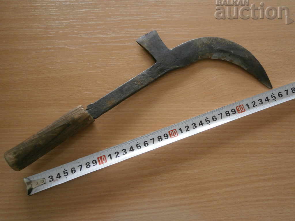 Delivery of old knicker manually forged sickle ax