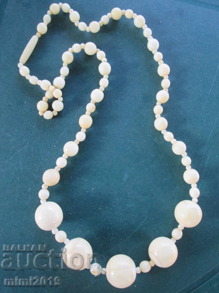 Παλιό κολιέ από κόκκαλο