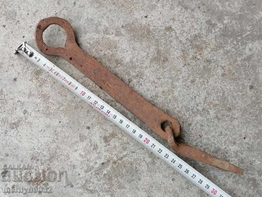 Delivery of Old carved wrought iron padlock primitive chain Delivery of Old carved wrought iron padlock primitive chain