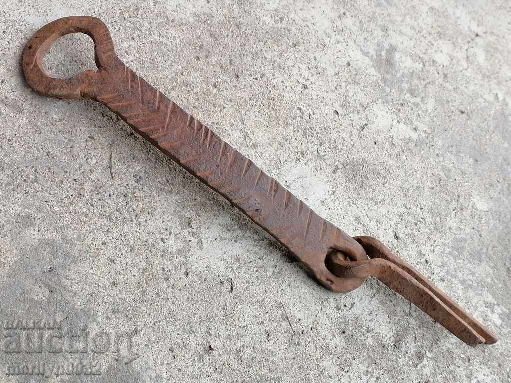 Old carved wrought iron padlock primitive chain - 5 Old carved wrought iron padlock primitive chain - 5