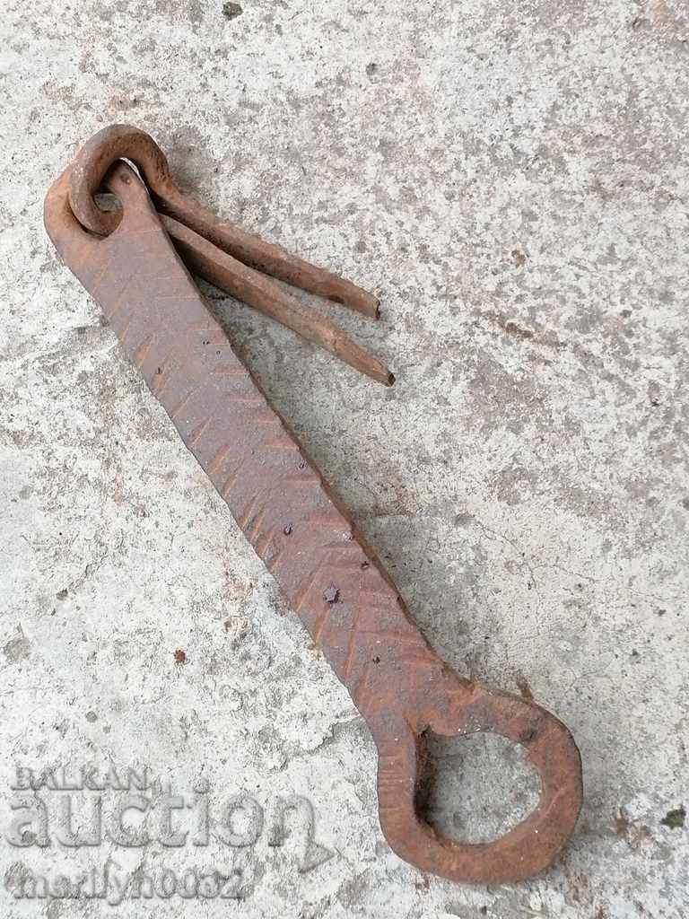 Old carved wrought iron padlock primitive chain - 6 Old carved wrought iron padlock primitive chain - 6