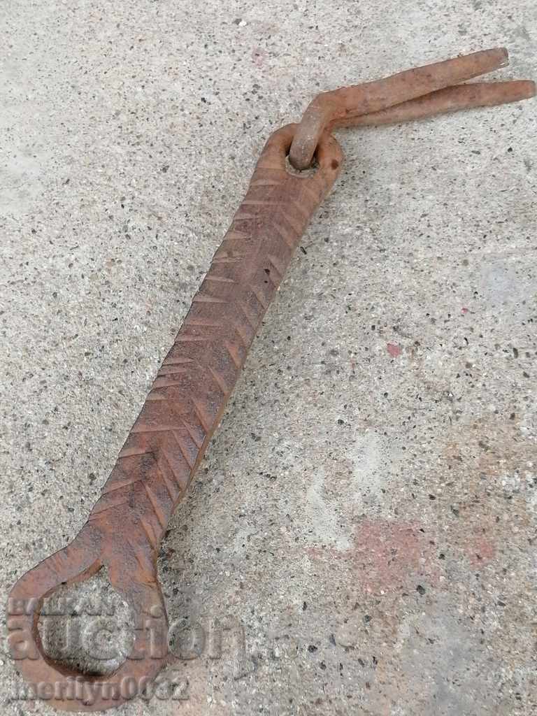 Old carved wrought iron padlock primitive chain - 7 Old carved wrought iron padlock primitive chain - 7