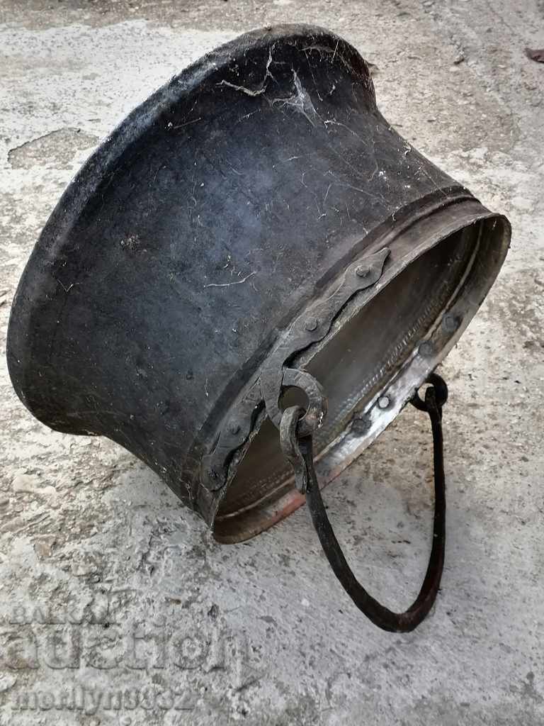 Auction Old harania, a copper pot, a big boiler, a baker, a bumper Auction Old harania, a copper pot, a big boiler, a baker, a bumper