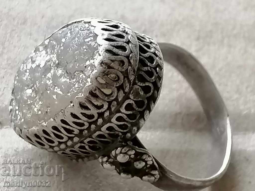 Παλιό δαχτυλίδι από τραχύ πέτρινο ασήμι φιλιγκράν