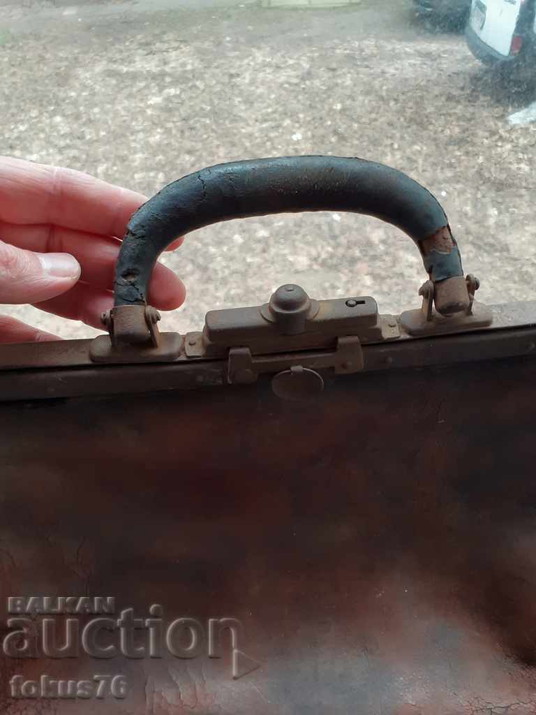 Auction OLD LEATHER DOOR BAG Auction OLD LEATHER DOOR BAG