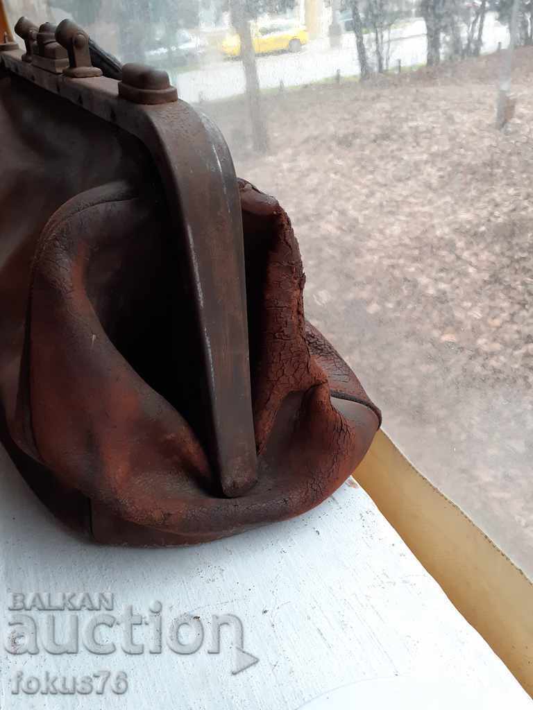 Delivery of OLD LEATHER DOOR BAG Delivery of OLD LEATHER DOOR BAG