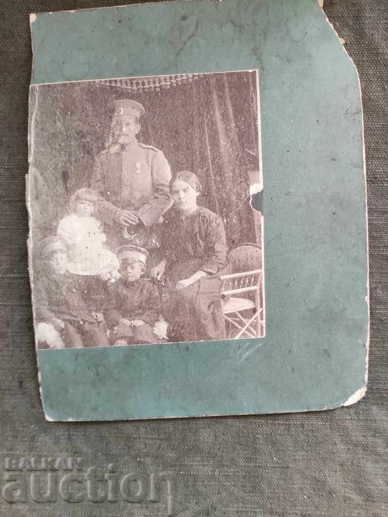 soldat cu cruce pentru vitejie, sabie, soție și 3 copii